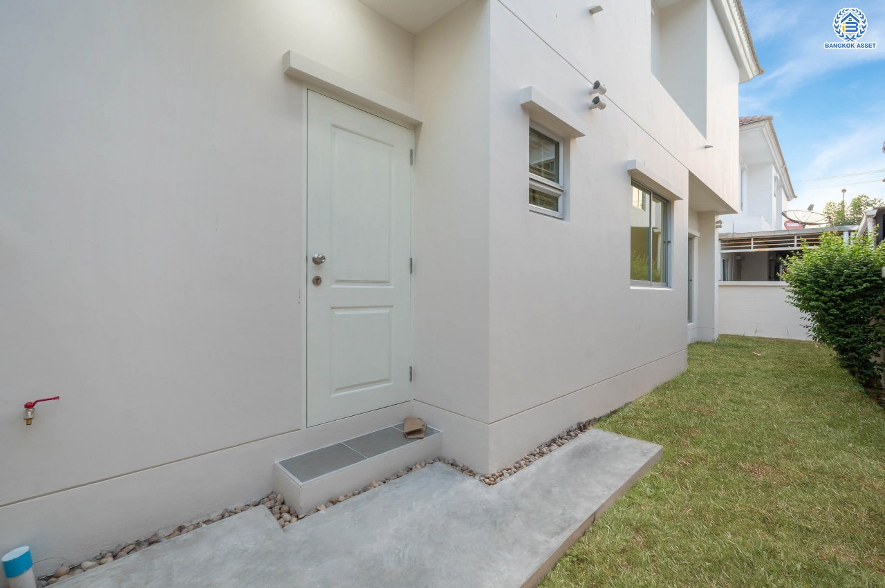 บ้านมือสองตกแต่งใหม่ โครงการ ไลฟ์ บางกอก บูเลอวาร์ด พระราม5 ตกแต่งหรูหรา เนื้อที่ 52.3 ตร.ว. ฟังก์ชัน 3 ห้องนอน 3 ห้องน้ำ 1 ห้องอเนกประสงค์ จอดรถได้ 2 คัน บนทำเลเชื่อมต่อเมือง ใกล้รถไฟฟ้าสายสีม่วง "สถานีแยกติวานนท์" จุดขึ้นทางด่วน "ศรีรัช" และรายล้อมด้วยสิ่งอำนวยความสะดวกครบ